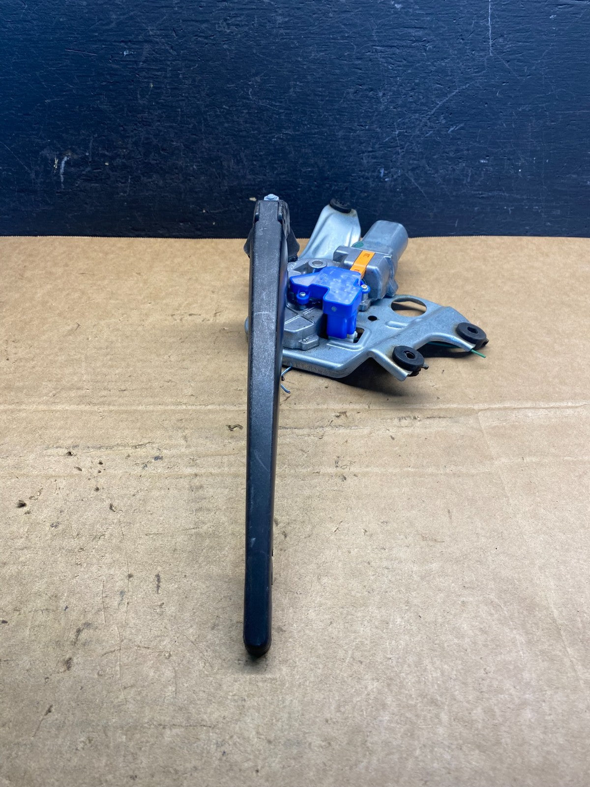 2010 to 2014 Subaru Outback Rear Windshield Wiper Motor AD74192
