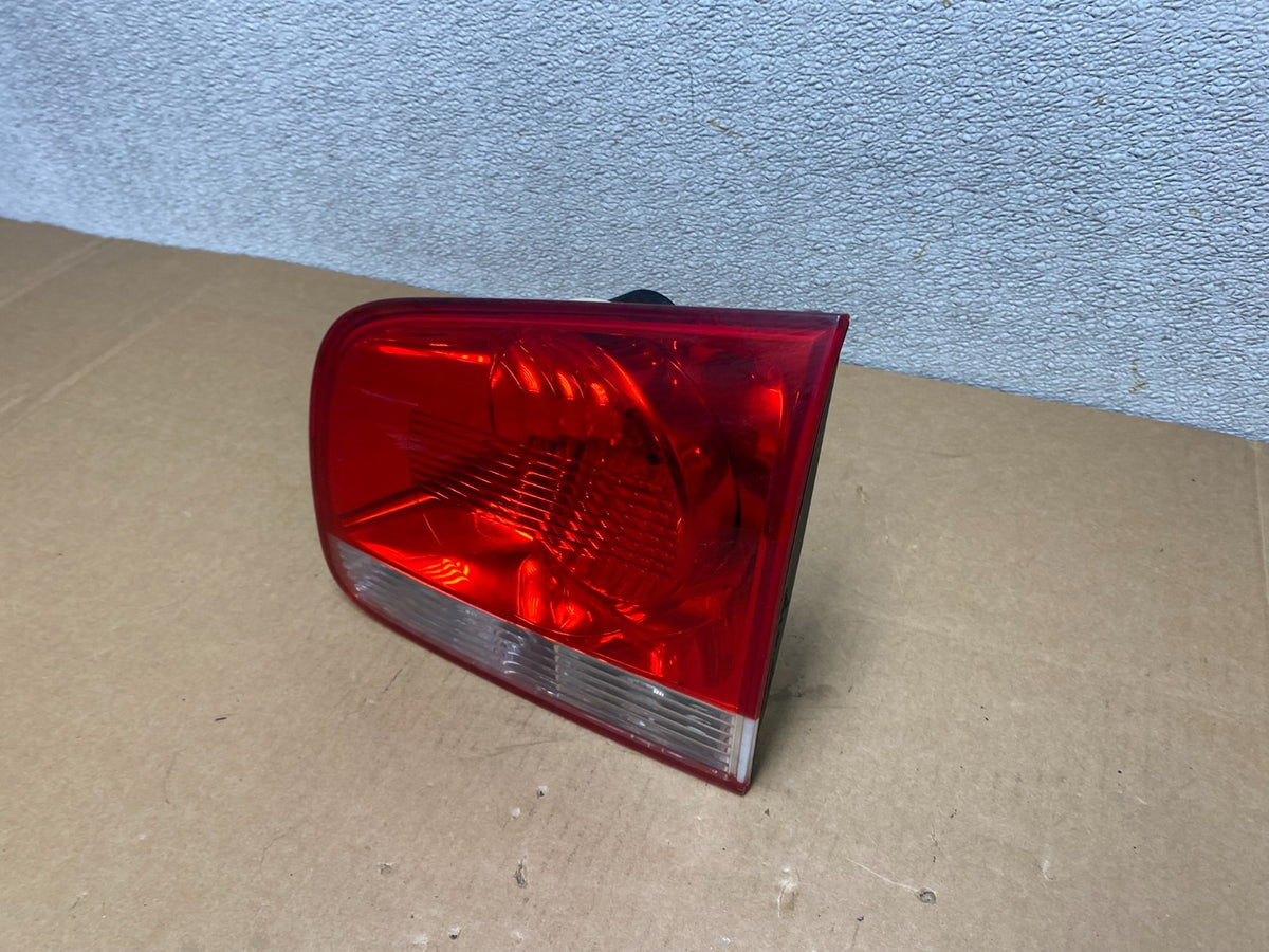 2004-2007 Volkswagen Touareg Right Passenger Rh Side Inner Tail Light V47831