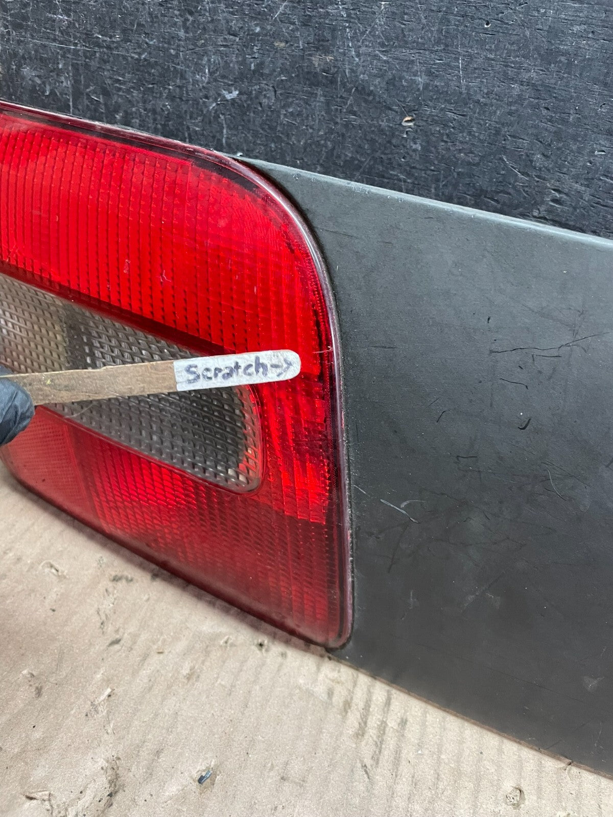 2000-2004 Volvo V40 Center License Plate Trim Panel Tail Inner Light L9386 DG5