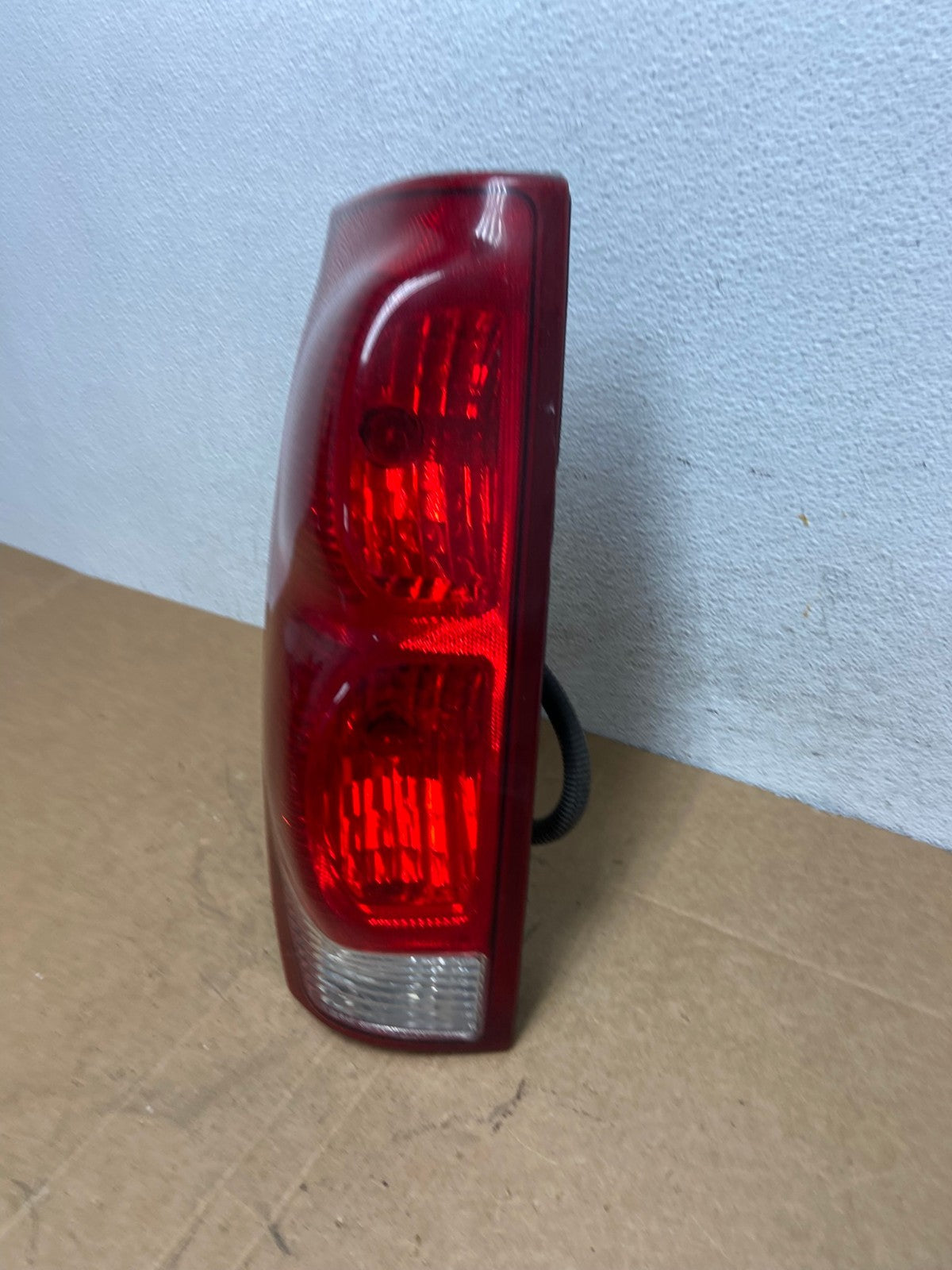 2002 to 2006 Chevrolet Avalanche Left Driver LH Tail Light AD6165 LK1