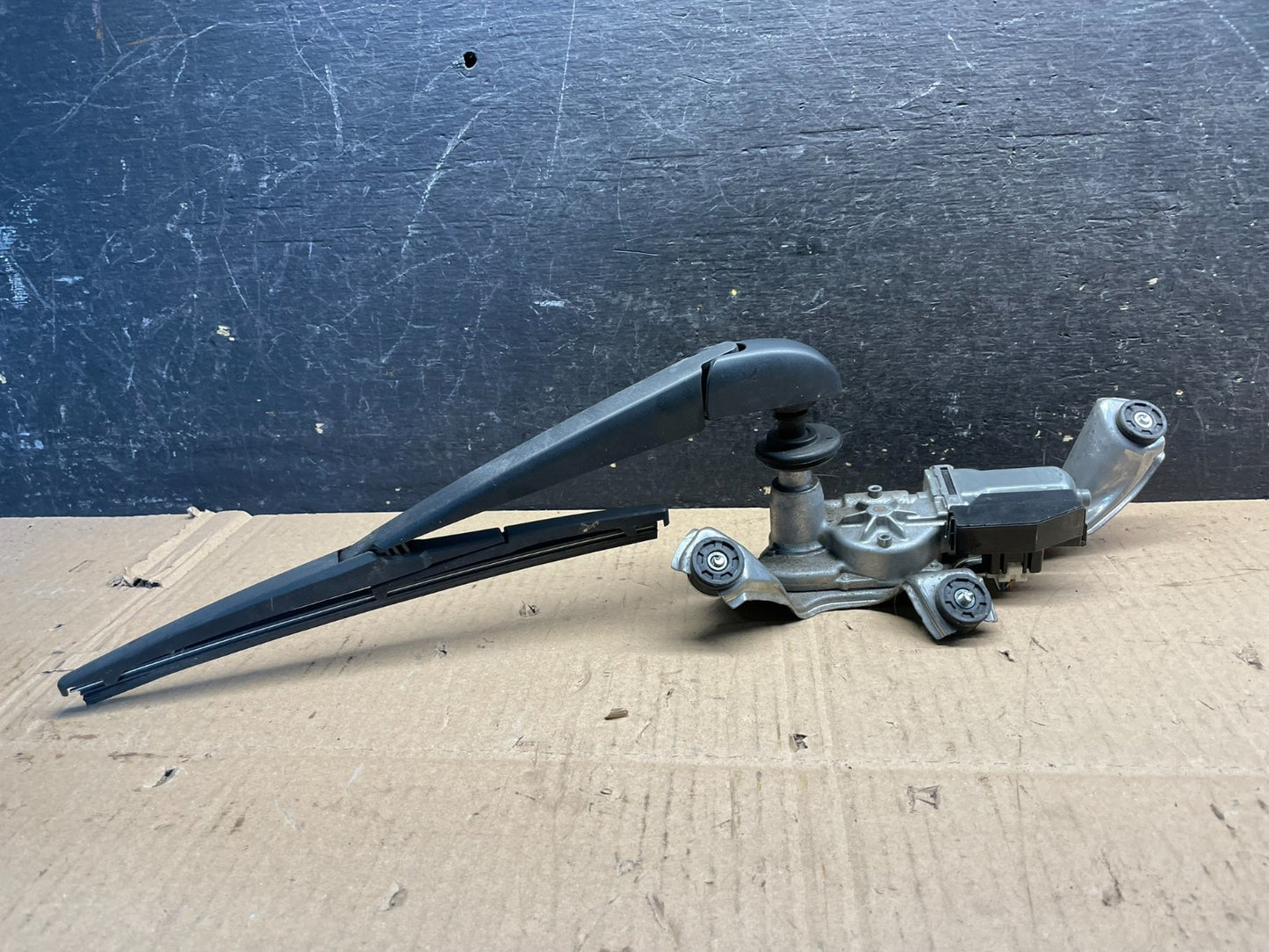 2012 to 2017 Toyota Prius V Rear Wiper Windshield Motor v1887 DG1
