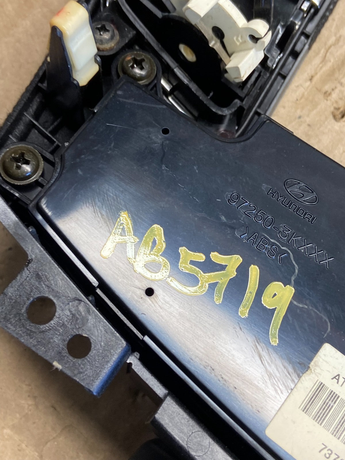 2009 to 2010 Hyundai Sonata Center Radio Climate Control Air Vent Bezel AB5719DG7