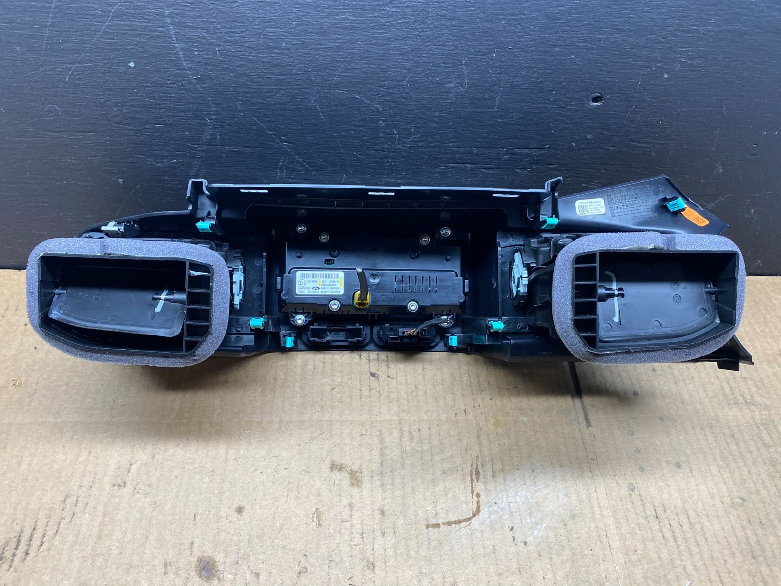2020 to 2023 Ford  Explorer Console Radio Display Screen Air Vents D2145 DG1 Oem1