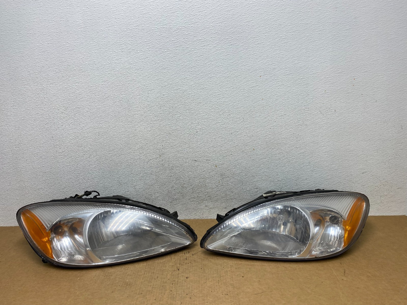 2000 to 2007 Ford Taurus Left+Right Side Halogen Headlights AD4624 DW0