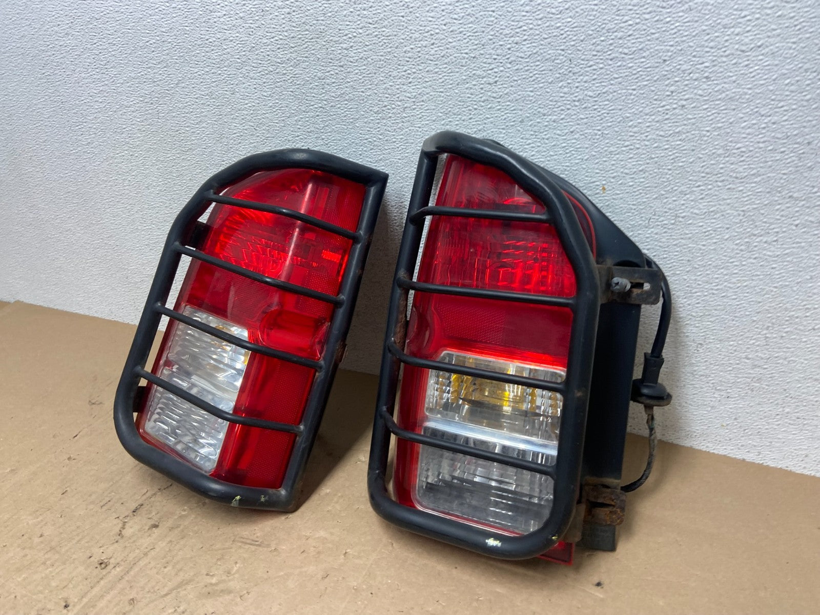 2005 to 2012 Nissan Pathfinder Tail lights Left+Right Side AE6161 DW1