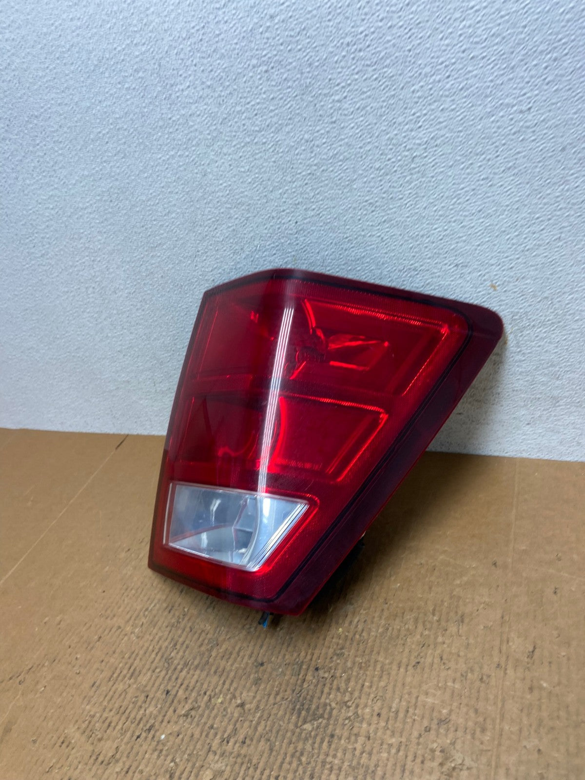 2005 - 2006 Jeep Grand Cherokee Right Passenger Rh Side Tail Light AE1523 LK1
