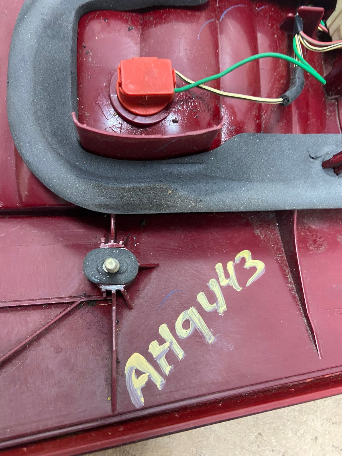 2004 - 2005 Toyota Sienna Left Driver LH Side Inner Tail Light AH9443 LK6