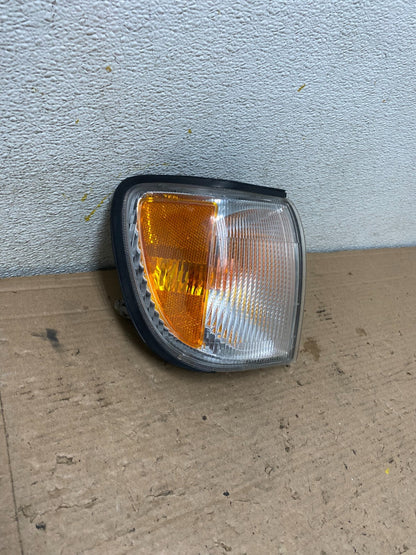 1999 - 2004 Nissan Pathfinder Passenger Corner Park Light Turn Signal N9292 DW2