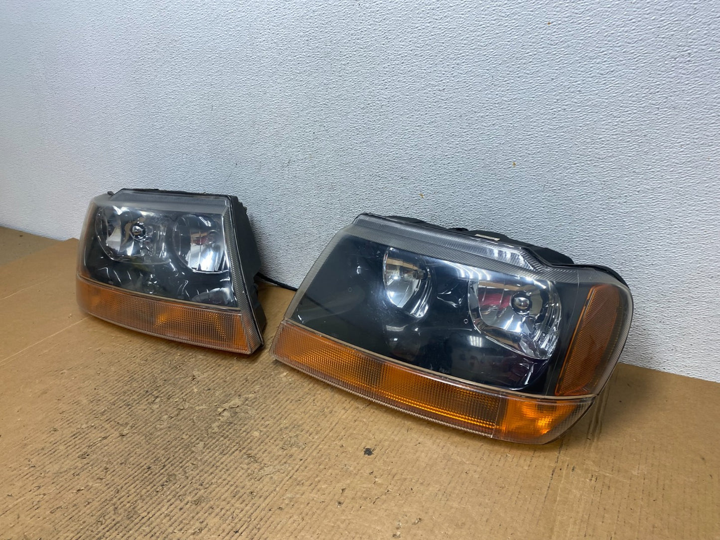 1999 - 2004 Jeep Grand Cherokee Left+Right Set Halogen Headlights AE2883 DW1