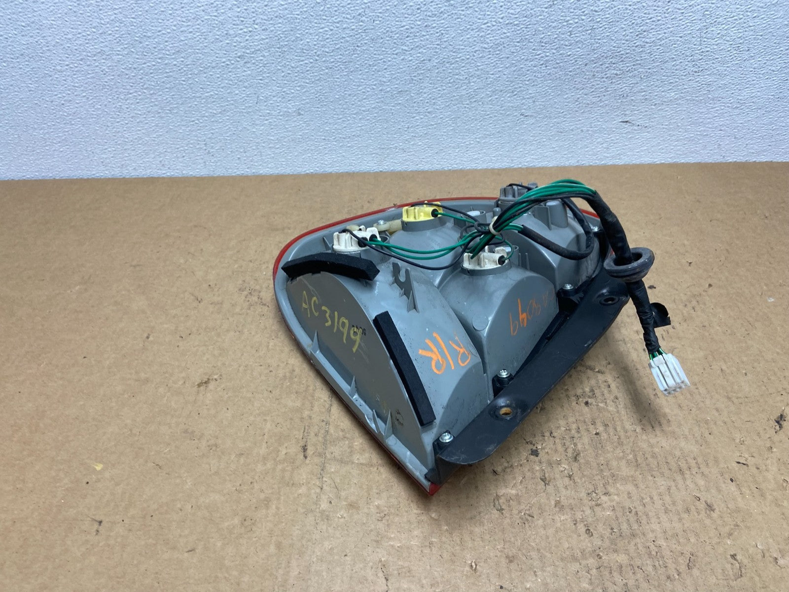 2000-2002 Hyundai Accent Sedan Right Passenger RH Tail Light OEM AC3199 DW3