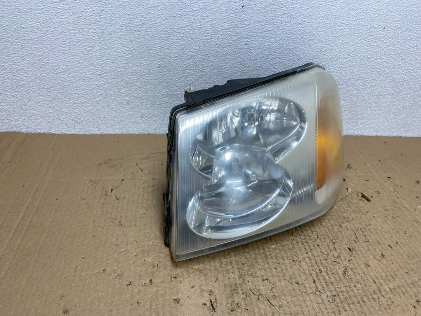 2002 to 2009 Gmc Envoy Left Driver Lh Side Headlight Halogen Oem AC4159 DW2