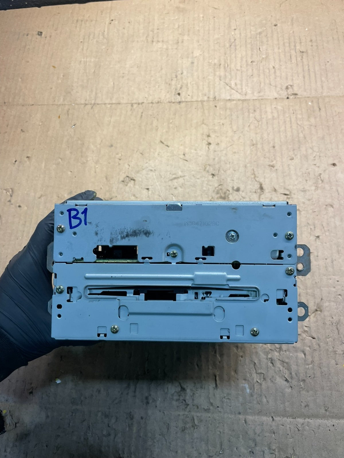 2004 to 2006 Nissan Armada QX56 Radio Stereo Audio CD Player Receiver U2038 DG0