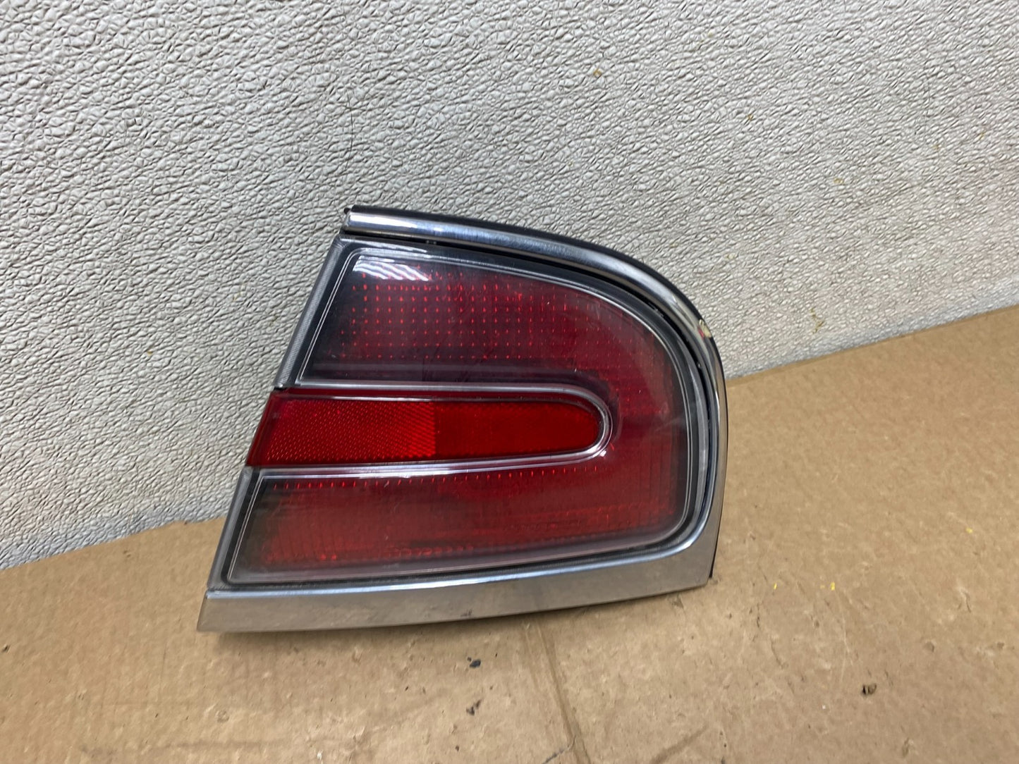 1997-1998 Buick Park Avenue Ave Right Passenger Rh Side Tail Light OEM V1317 DW0