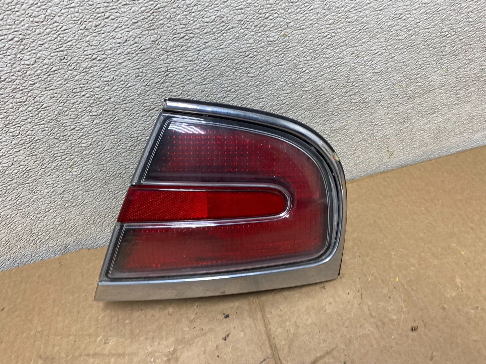 1997-1998 Buick Park Avenue Ave Right Passenger Rh Side Tail Light OEM V1317 DW0