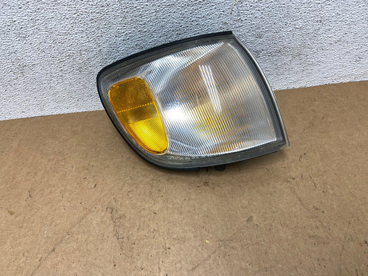 1998 to 2000 Toyota Sienna Right Turn Signal Side Marker Lamp AB2358 DW0