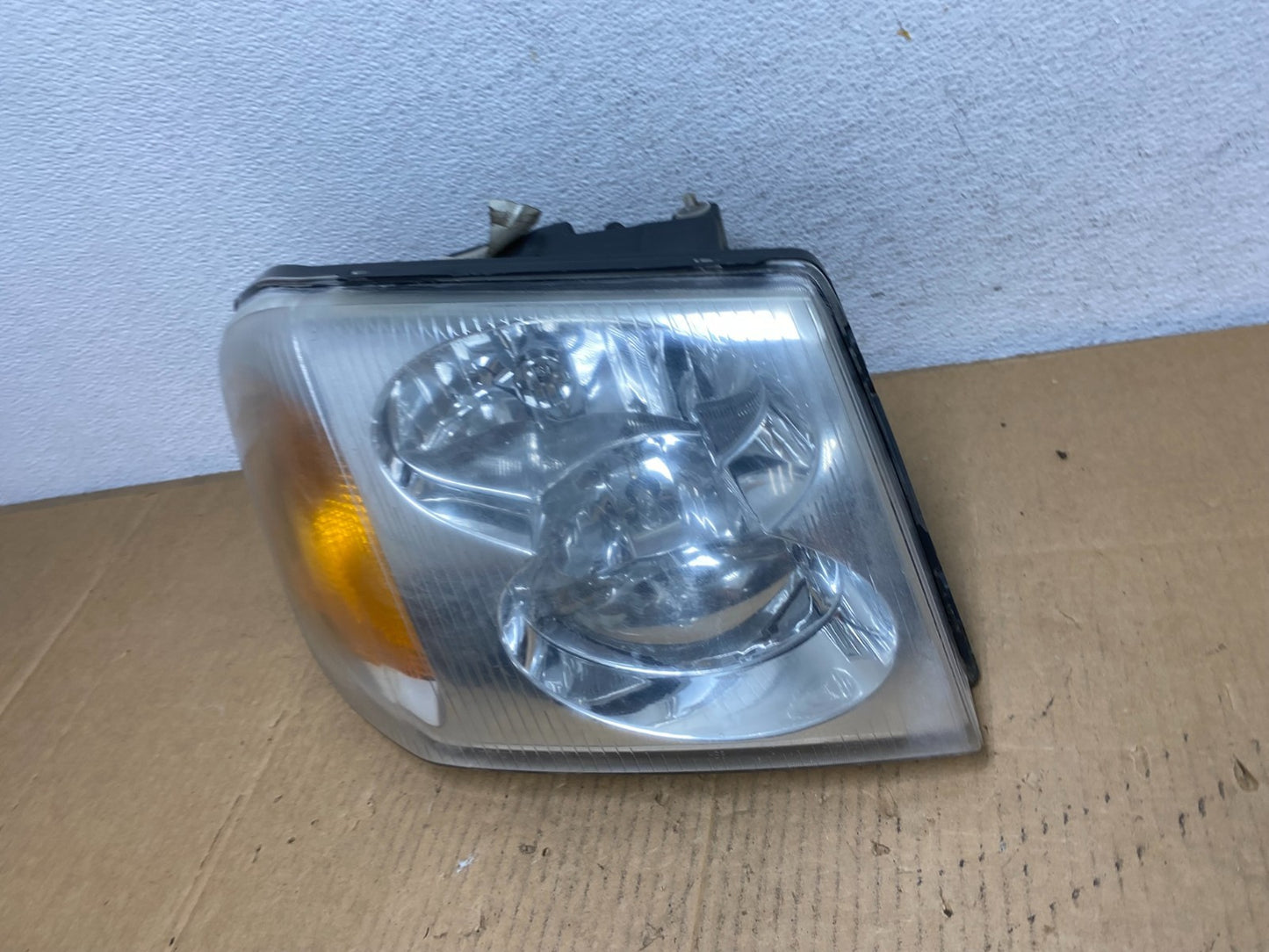 2002 to 2009 Gmc Envoy Right Passenger RH Side Headlight Halogen AD0949 DW1