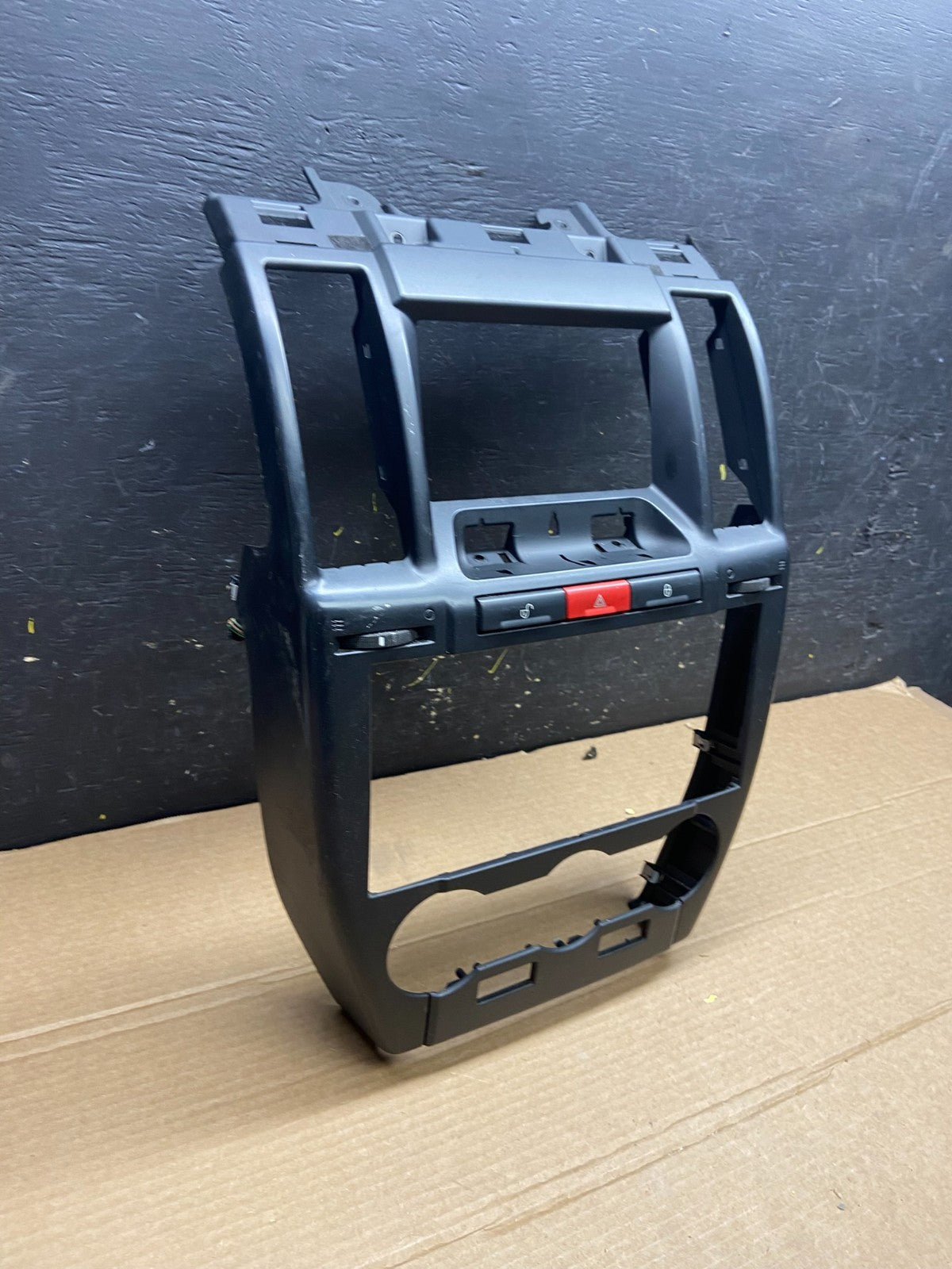 2008 - 2012 Land Rover LR2 OEM Center Radio Climate Dash Air Vent Bezel w0129 DG1