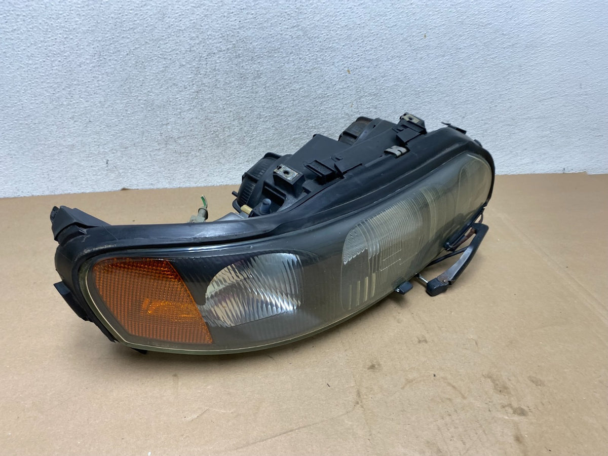2001 to 2004 Volvo S60 Right Passenger Side Headlight Halogen AG4524 DW2