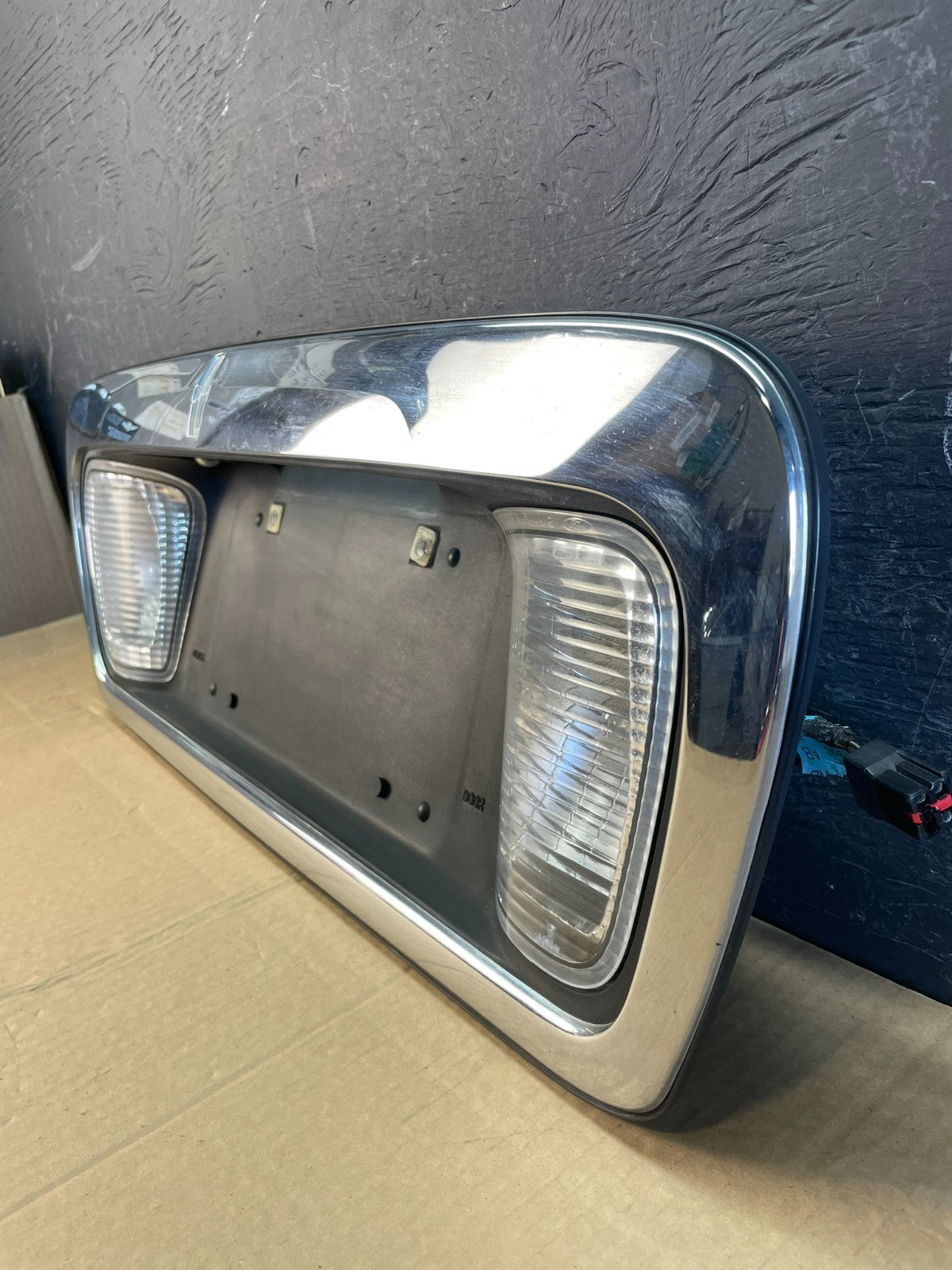 1998 to 2002 Lincoln Navigator Finish Panel Rear Reverse Light AC97122