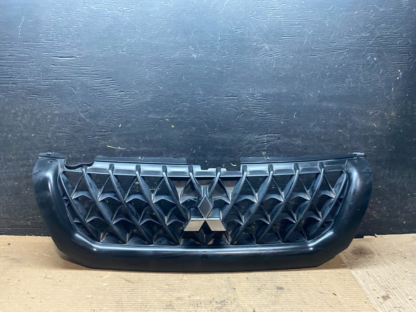 2000 2001 Mitsubishi Montero Front Upper Grill Grille OEM V9582 DG0