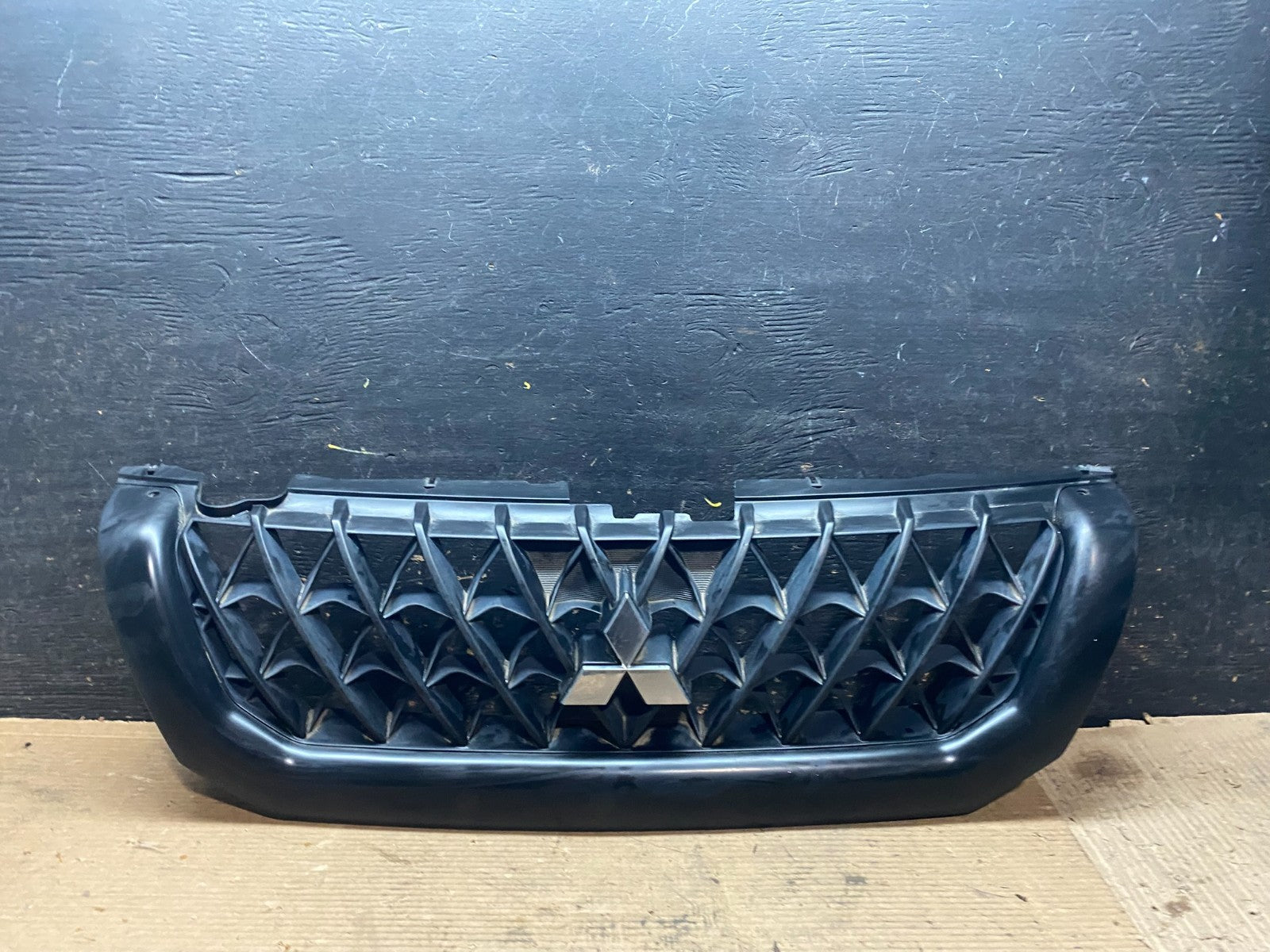 2000 2001 Mitsubishi Montero Front Upper Grill Grille OEM V9582 DG0