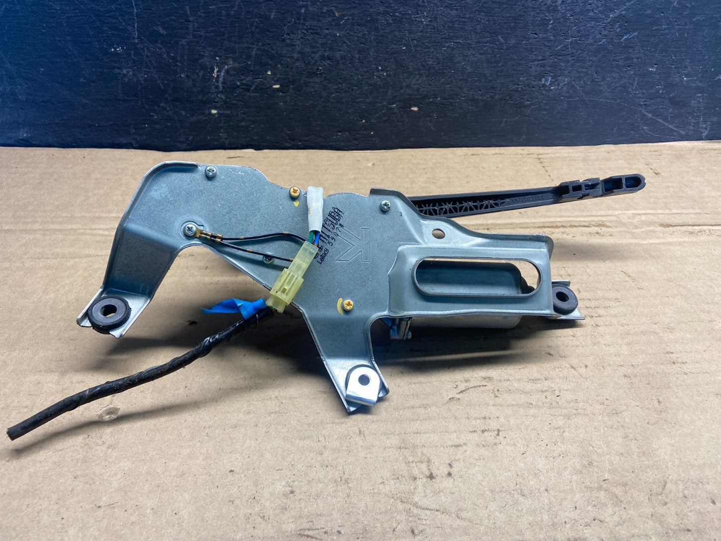 2005 to 2009 Subaru Legacy Outback Rear Windshield Wiper Motor AE25165