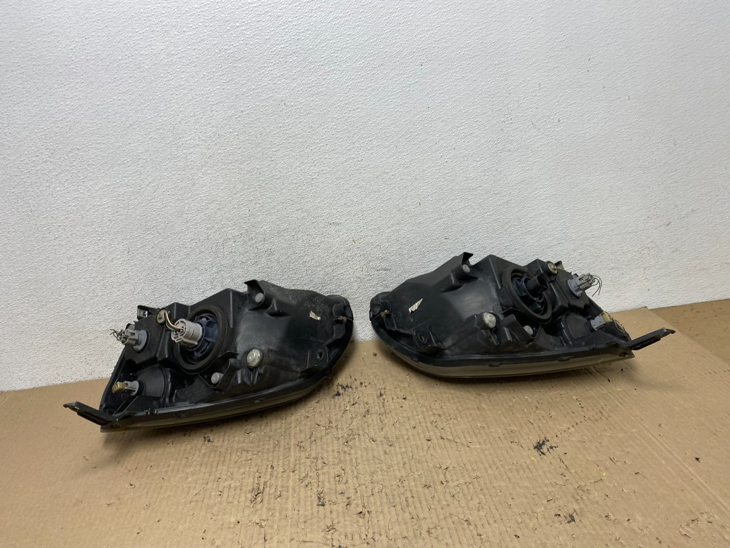 2004 to 2009 Mitsubishi Galant Left+Right Headlights Halogen AF7197 DW7
