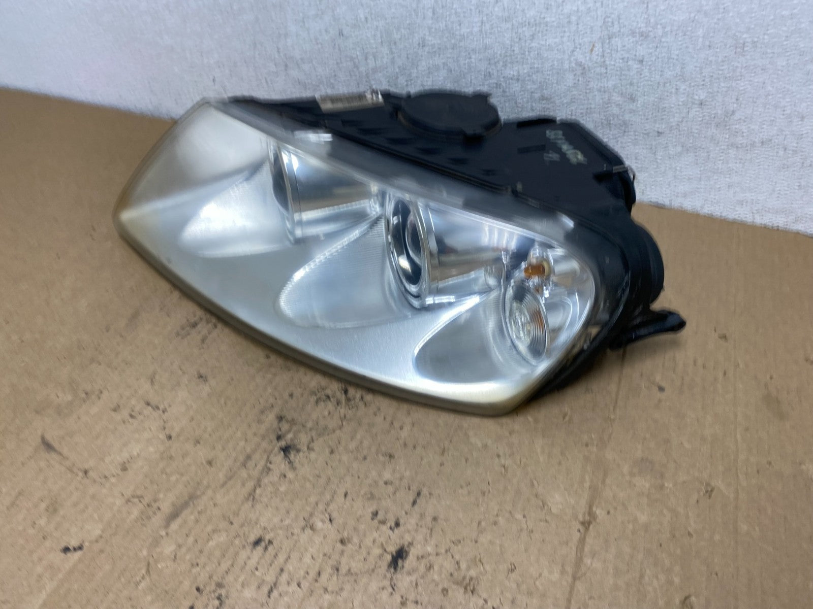 2004 to 2007 Volkswagen Touareg Left Driver Xenon Headlight AG2340 DW1