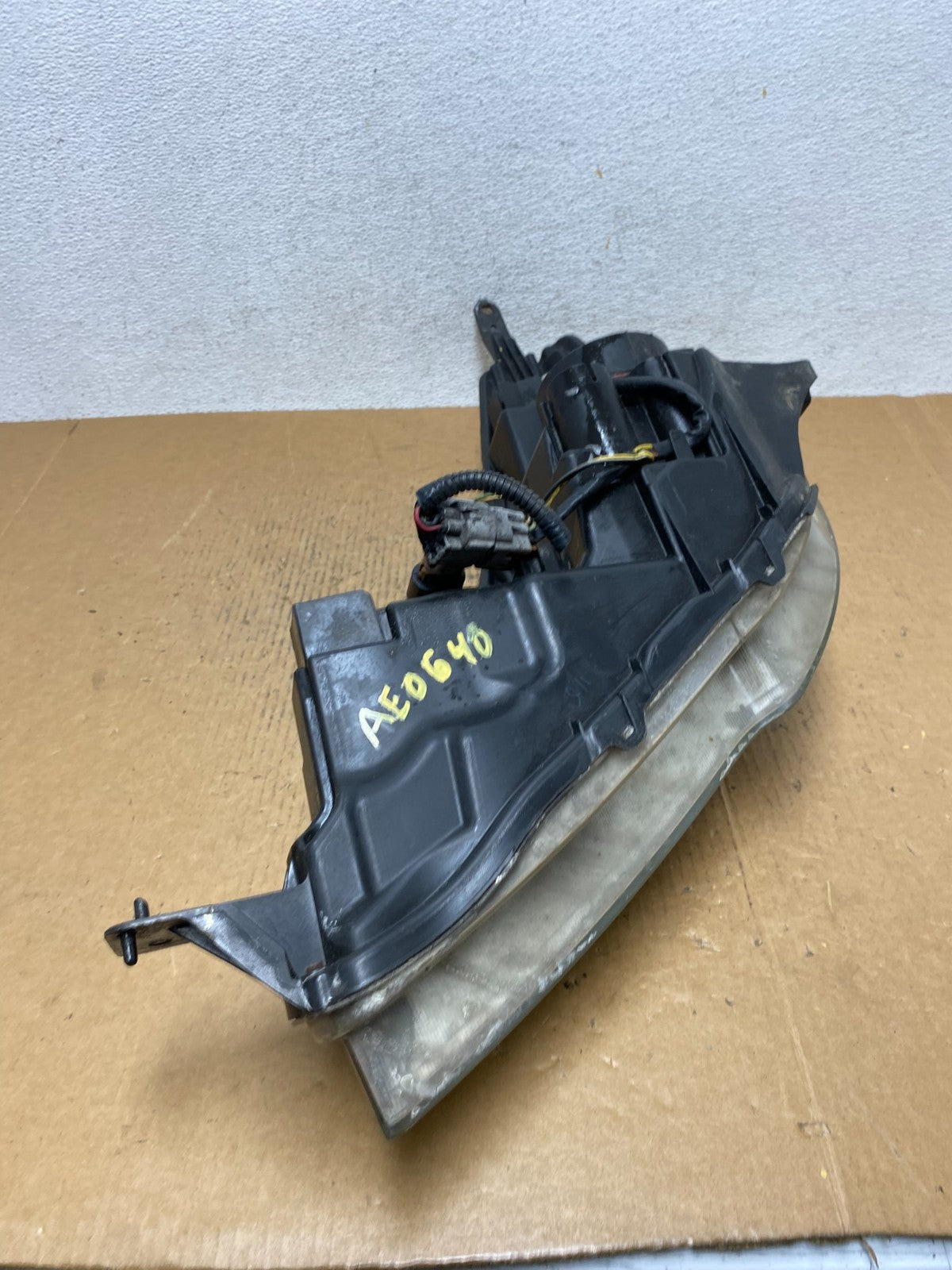 2010-2012 Subaru Legacy Outback Right Passenger Headlight AE0640 DW9
