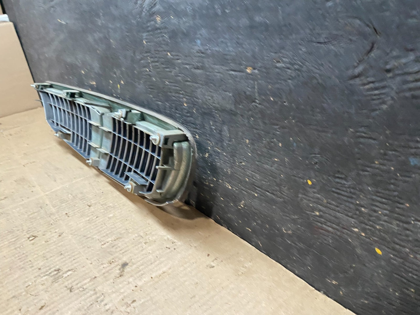 2000 to 2001 Infiniti i30 Front Upper Grill Grille OEM OEM u6421 DG9