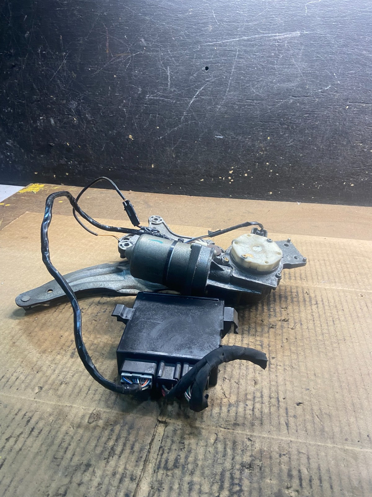 2009-2012 GMC Acadia Power Motor Liftgate Tailgate Control Module y4373 DG2