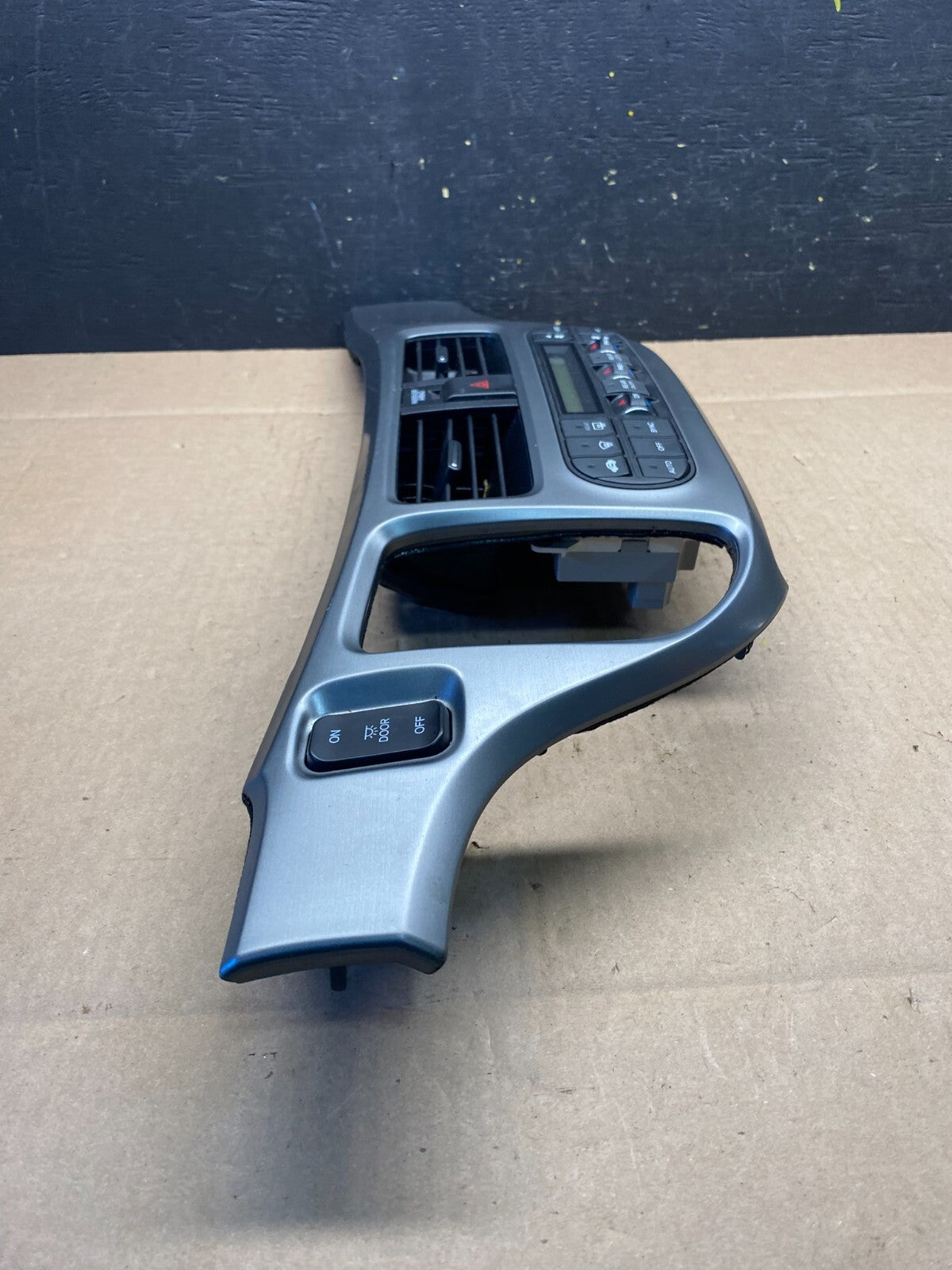 2005 to 2010 Honda Odyssey  Radio Climate Control Dash Trim Bezel O3636 PS4