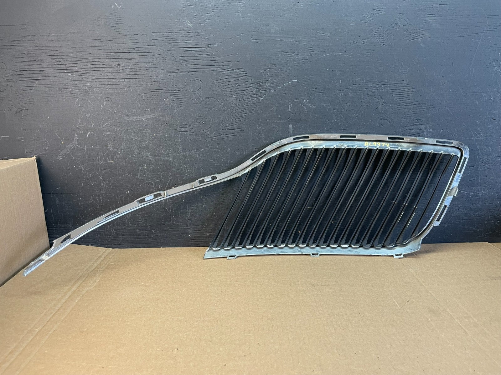 2013 to 2016 Lincoln MKT Right Passenger Side Grille Grill v7120 DG4