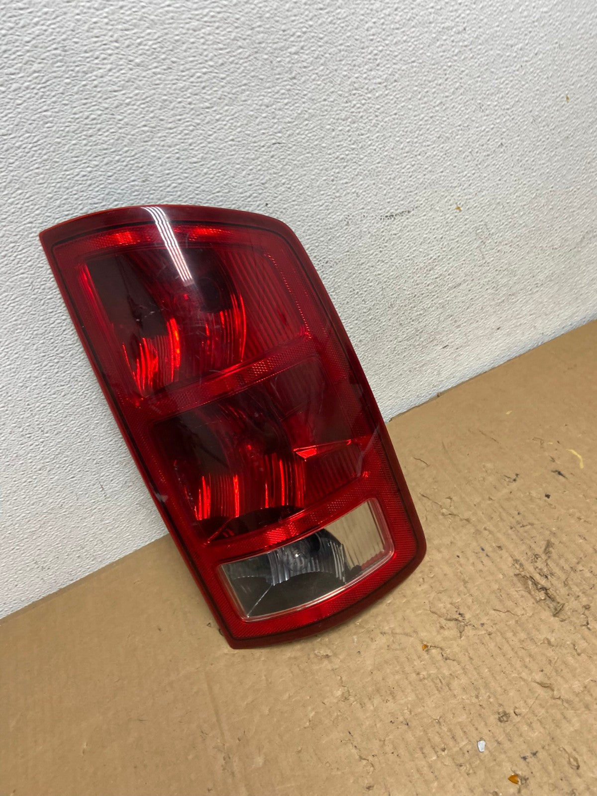 2002 to 2006 Dodge Ram 1500 Right passenger Rh side Tail Light AD2372 LK2