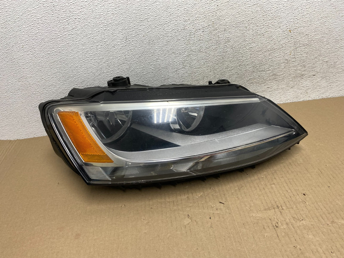 2011 to 2014 Volkswagen Jetta Right Passenger RH Headlight Halogen AF5836 DW0