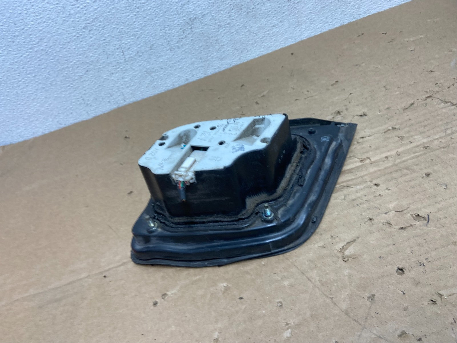 1995 1996 Nissan Maxima Right Passenger RH Side Inner Tail Light AD4108 DW5