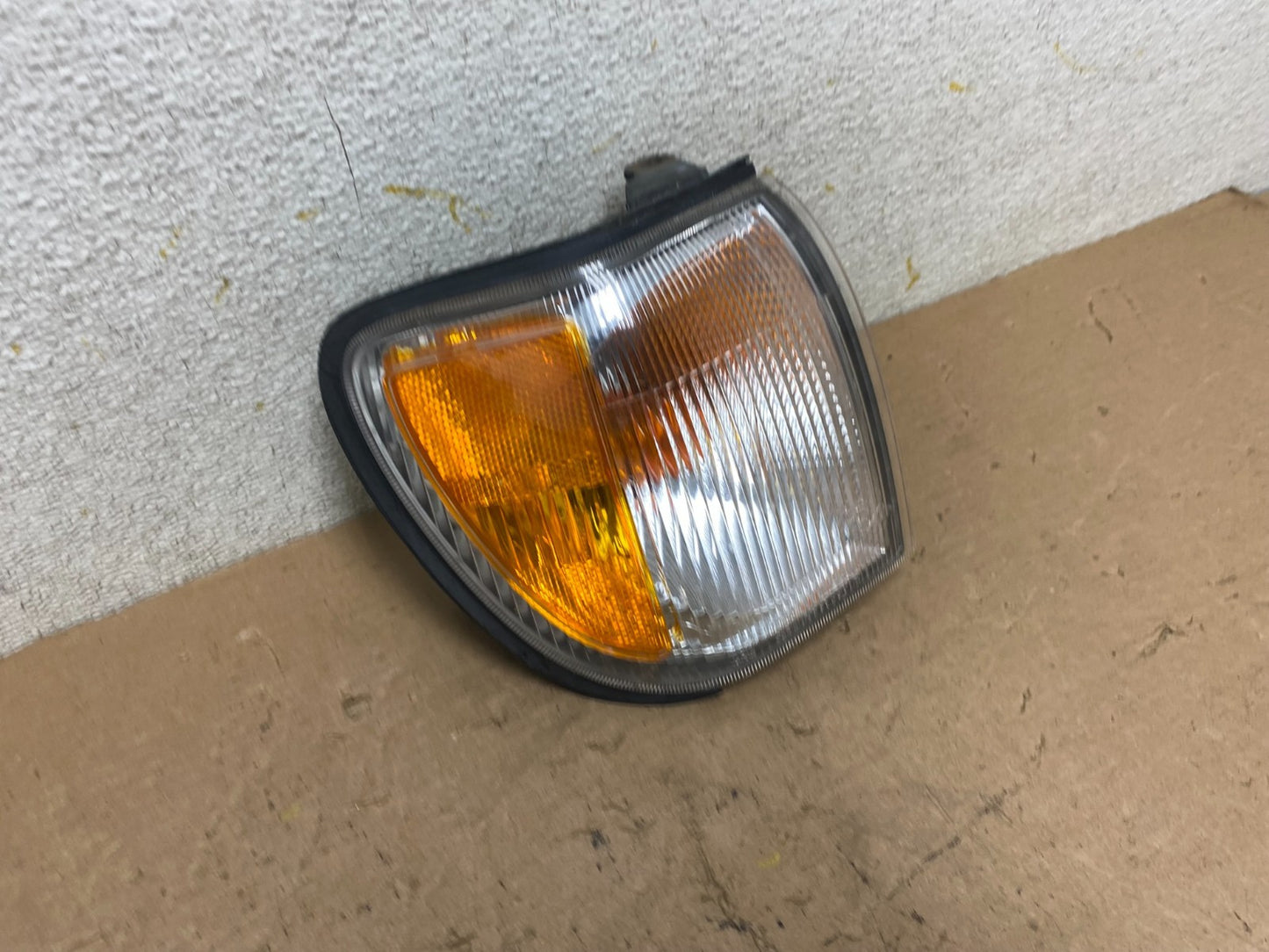1999 to 2004 Nissan Pathfinder Passenger Corner Park Light Turn Signal P1448 DW2