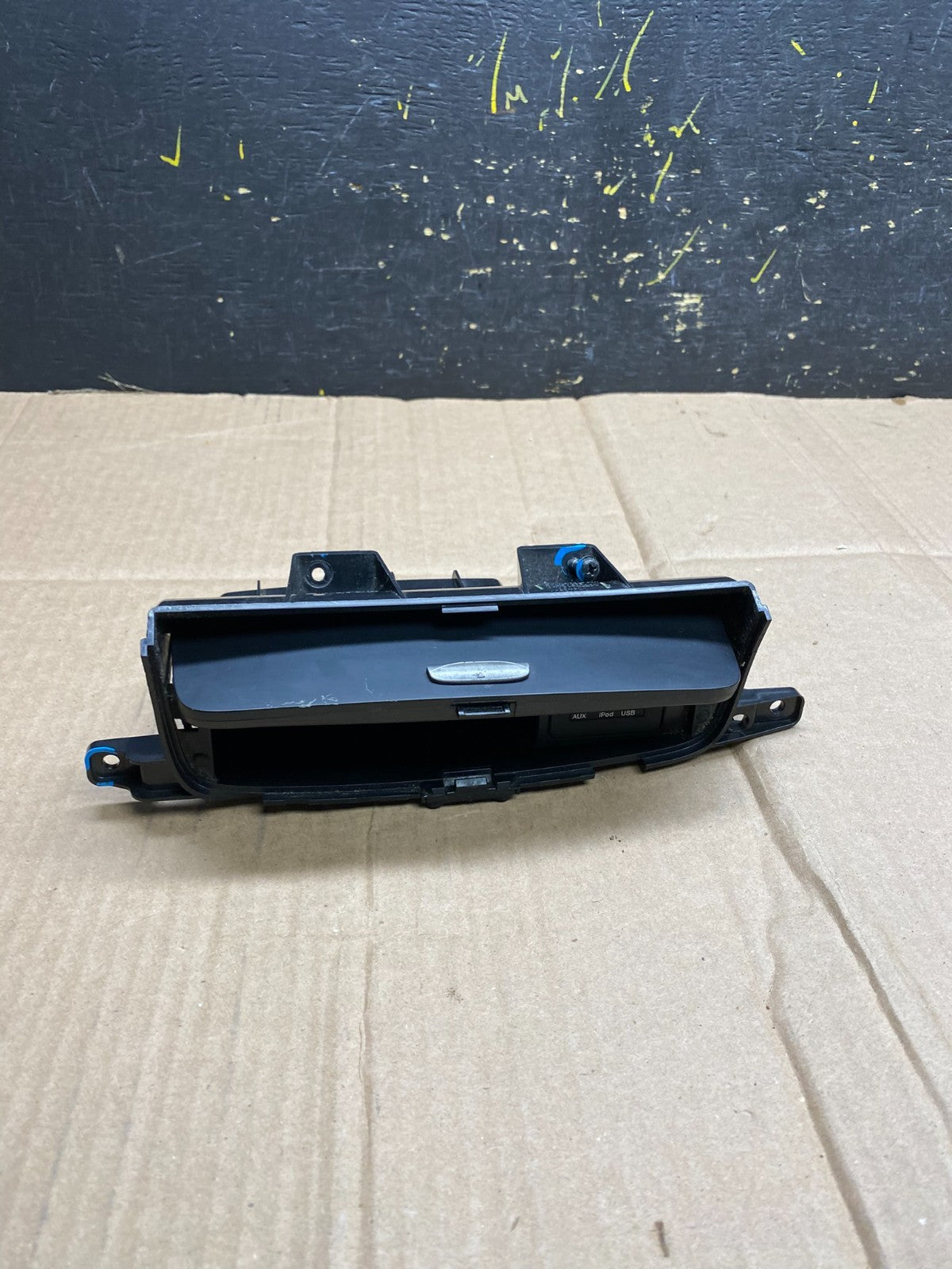 2006 - 2012 Kia Sedona Center Console Dash Storage Compartment Box AA4478 DG1