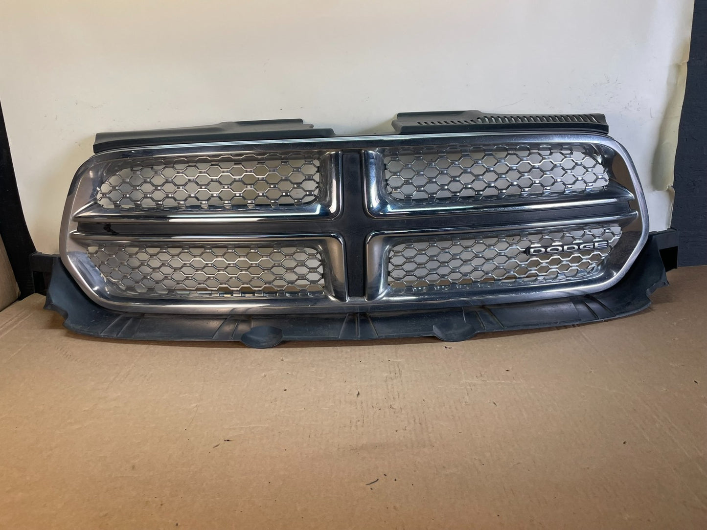 2011 to 2013 Dodge Durango Front Upper W/Emblem Grill Grille AG2946 DG0