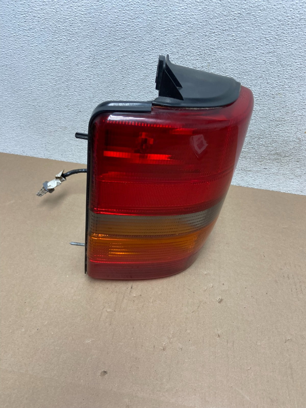 1993-1998 Jeep Grand Cherokee ZJ Left Driver Side Tail Light AG5725 DW2