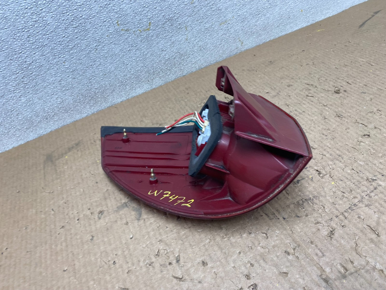 2004-2005 Toyota Sienna Right Passenger Rh Side Tail Light W7472 DW5