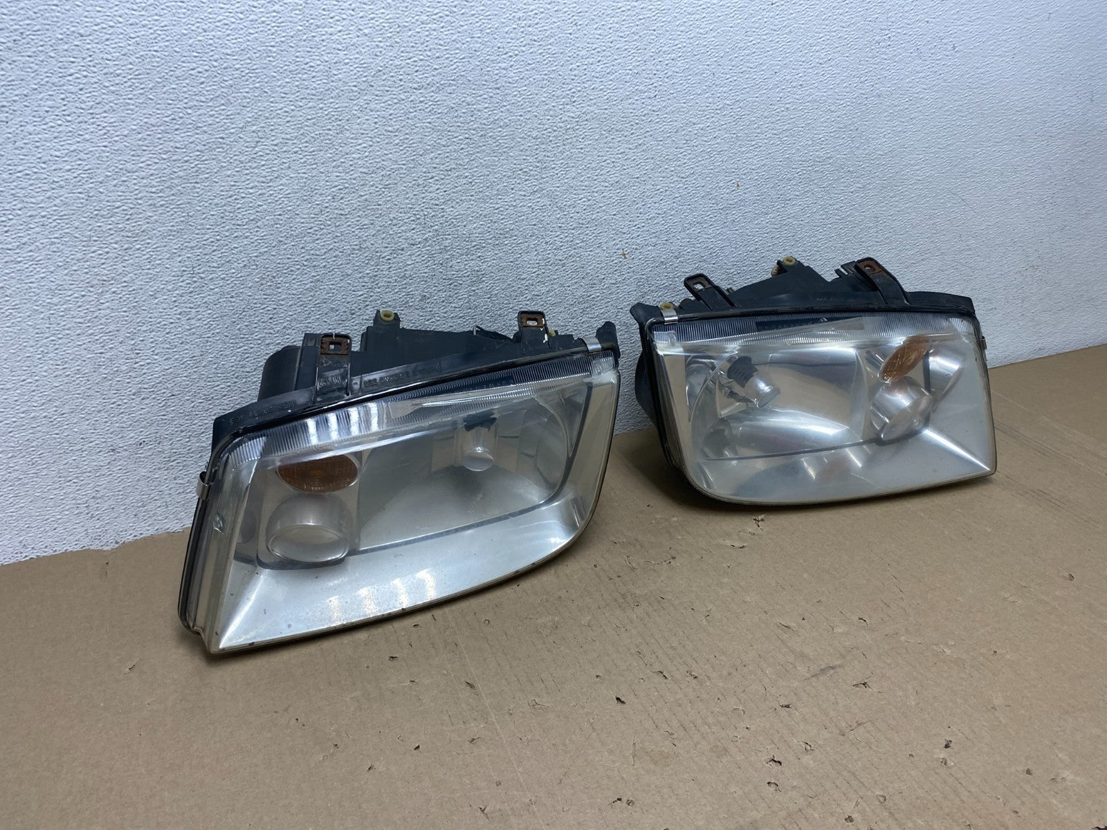 2002 to 2004 Volkswagen Jetta Left+Right Headlights AG6894 DW2