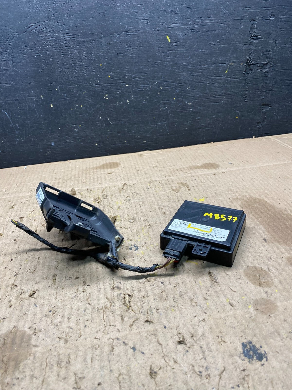 2010 to 2012 Lincoln MKT Blind Spot Control Module Radar Computer M8577 DG1