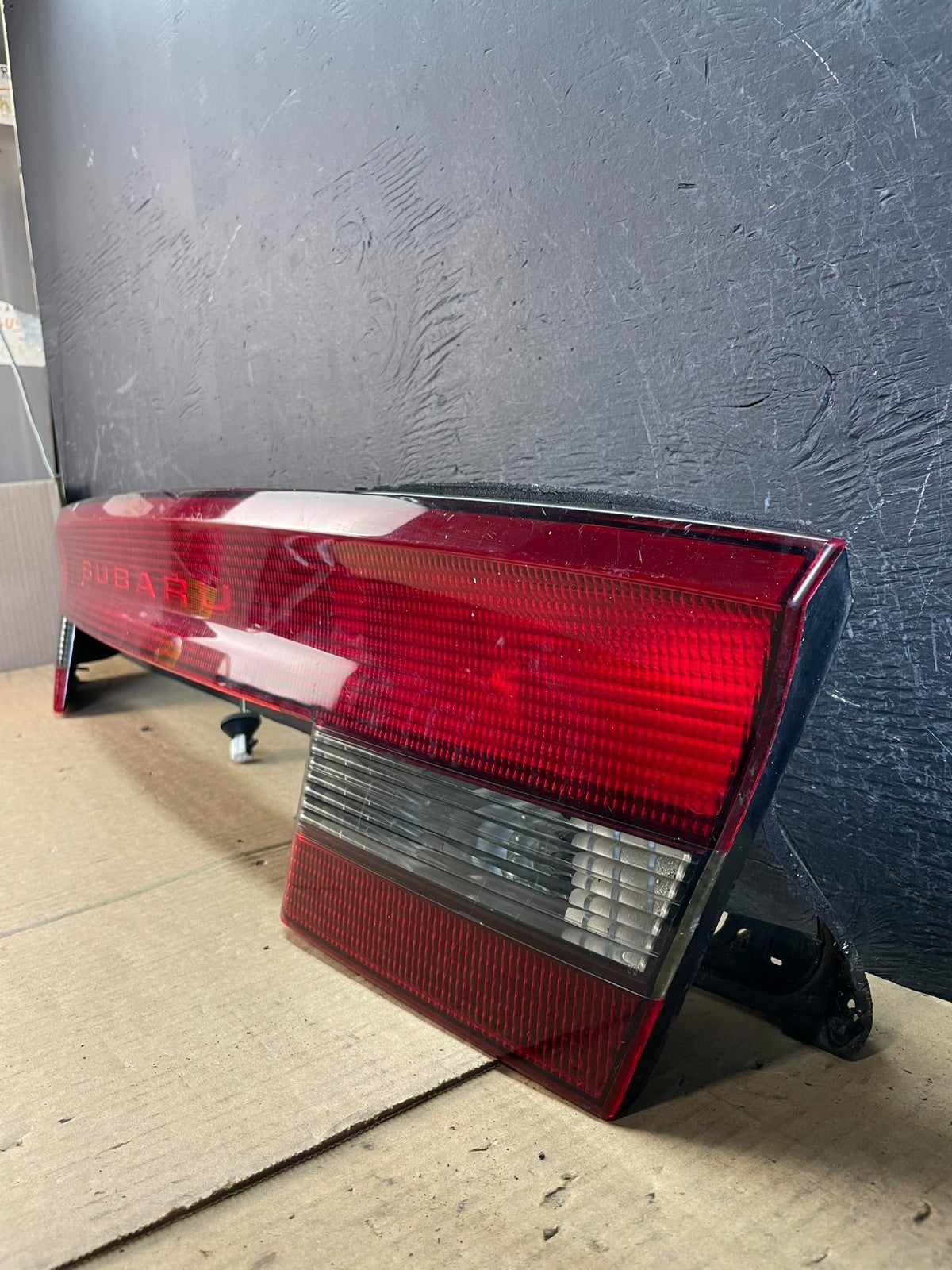 2000 to 2004 Subaru Legacy 4dr Sedan Trunk Center Tail Light Panel AD0283 DG1