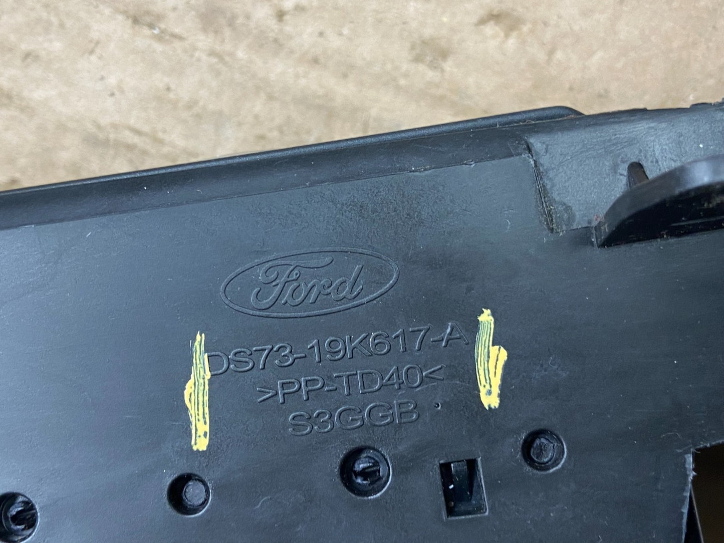 2013 to 2016 Ford Fusion Center Dash Air Vents DS73-19K617-A OEM AA8136 DG5