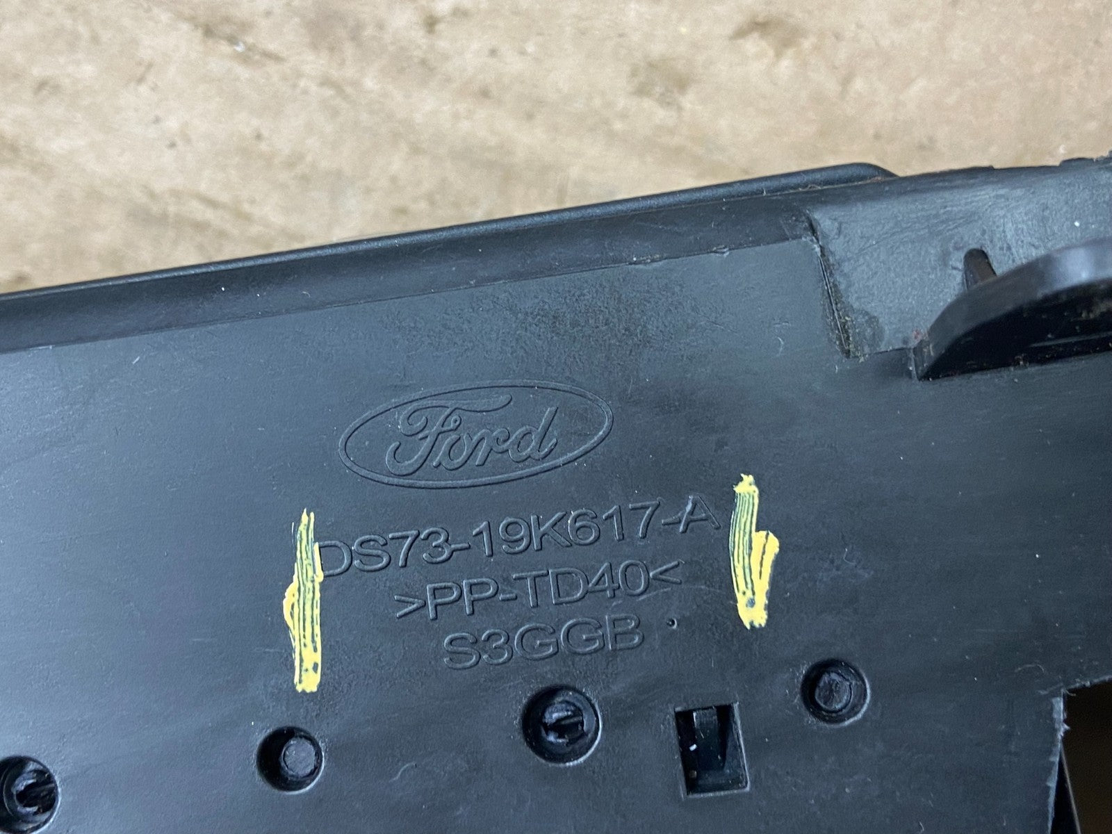 2013 to 2016 Ford Fusion Center Dash Air Vents DS73-19K617-A OEM AA8136 DG5