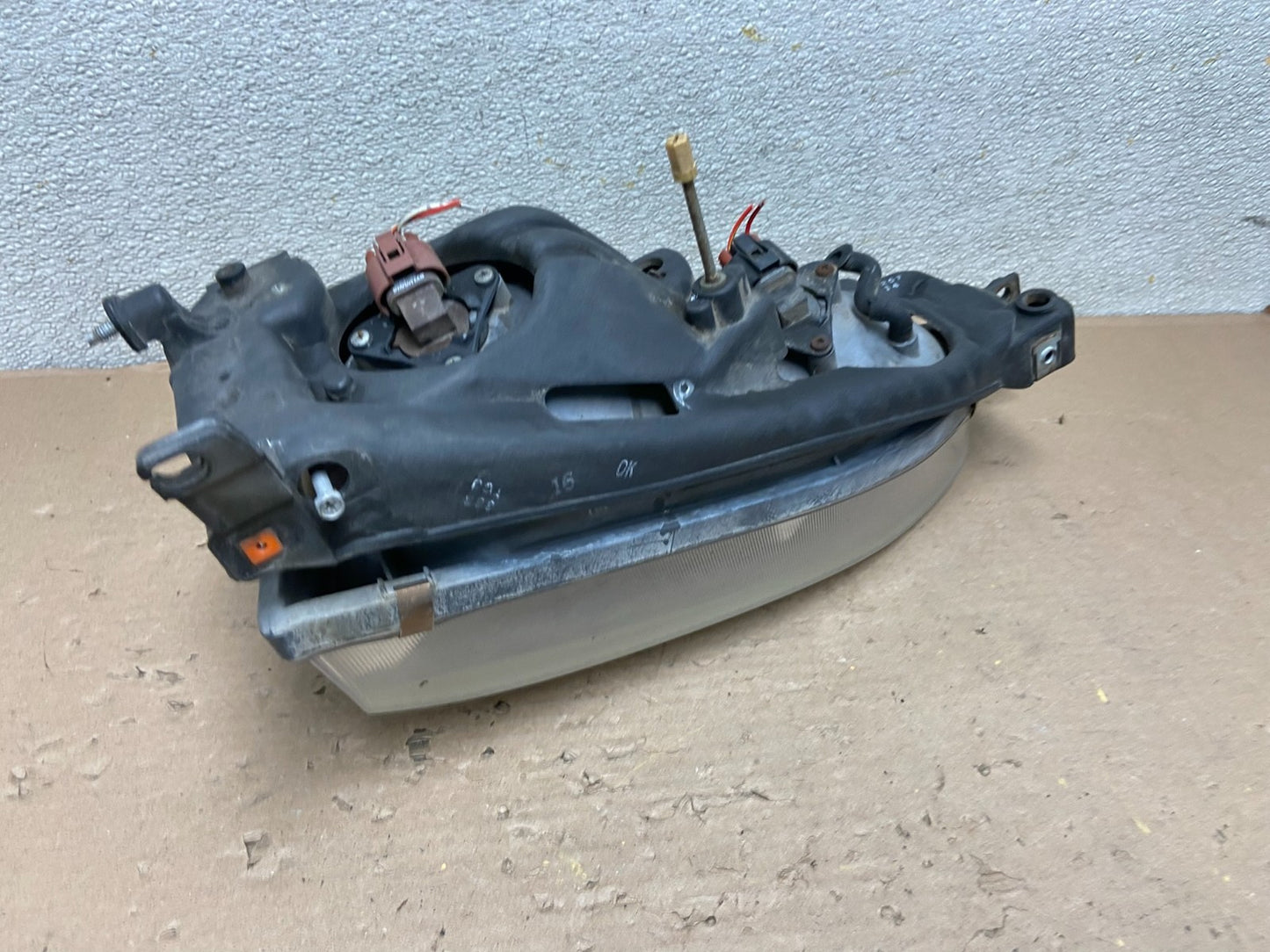 1995 to 1996 Toyota Camry Right Passenger RH Side Headlight OEM AB0898 DW4
