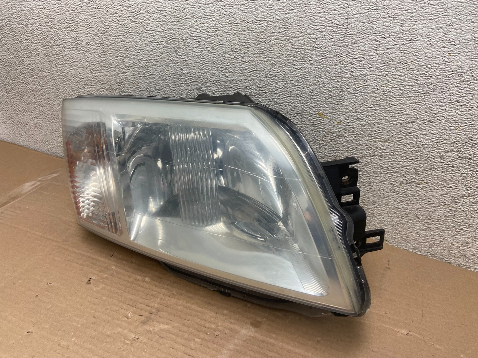 2004 - 2011 Mitsubishi Endeavor Headlight Right Passenger Rh Side Oem AA8713 DW1