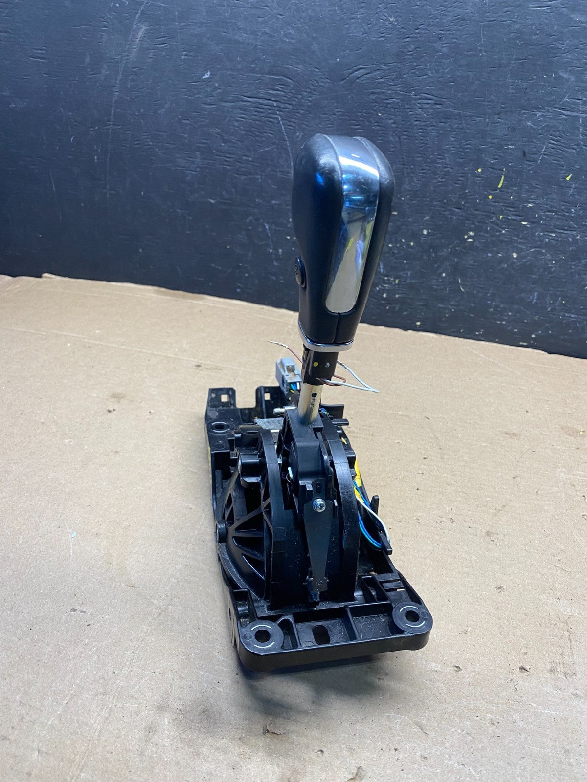 2013 to 2019 Lincoln MKT Automatic Transmission Gear Shifter Selector R2534 DG3