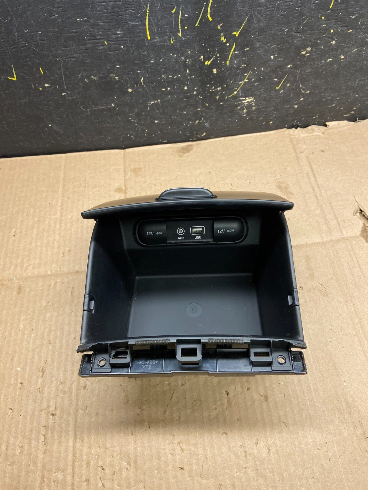 2016-2018 Kia Sorento Center Console Storage Tray w/ Aux Usb Y2387 DG1